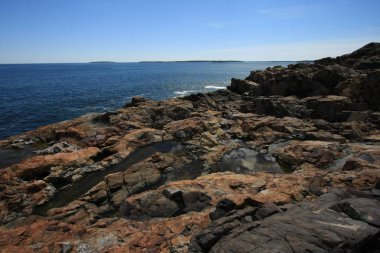Acadia Milli Parkı 'nın engebeli kıyısı, Maine.
