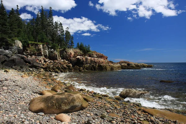 La escarpada costa del Parque Nacional Acadia, Maine . — Foto de Stock