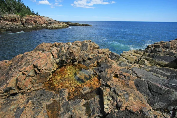 Pantai terjal di Taman Nasional Acadia, Maine . — Stok Foto