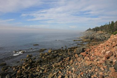 Acadia Milli Parkı 'nın engebeli kıyısı, Maine.