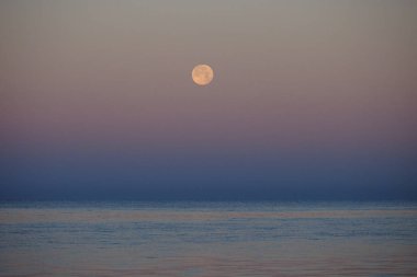 Meksika Körfezi üzerinde Moonset.