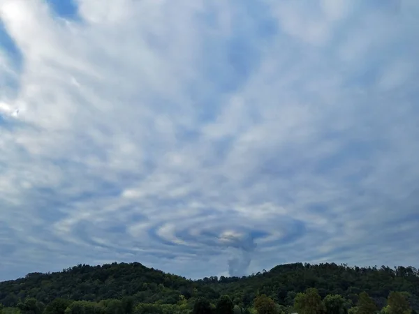 Powerplant kipufogó és felhők Charleston, West Virginia. — Stock Fotó