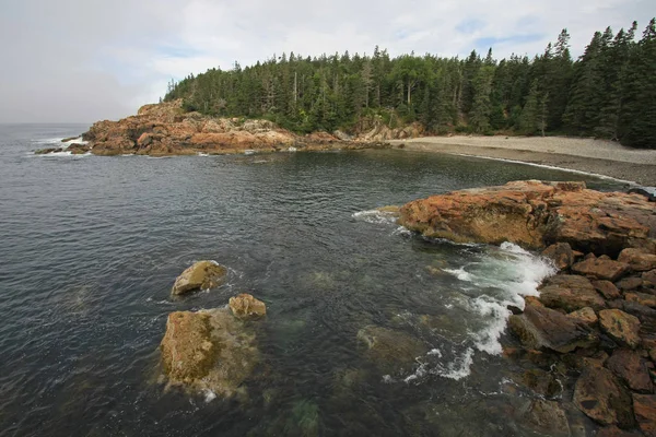 Pantai terjal di Taman Nasional Acadia, Maine . — Stok Foto