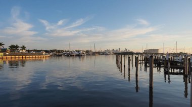 Akşam Yemeği Key Marina üzerinde Gündoğumu, Miami.