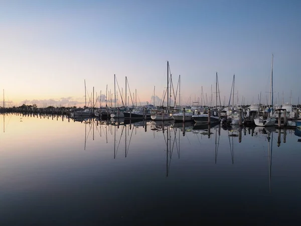 Akşam Yemeği Key Marina üzerinde Gündoğumu, Miami. — Stok fotoğraf