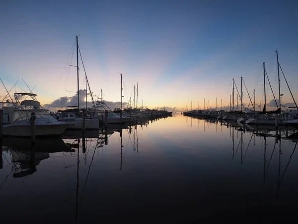 Wschód słońca nad kolacja Key Marina, Miami. — Zdjęcie stockowe