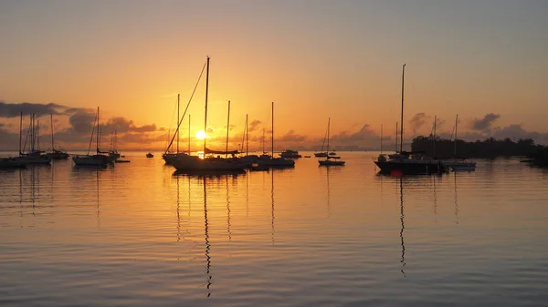Akşam Yemeği Key Marina üzerinde Gündoğumu, Miami.