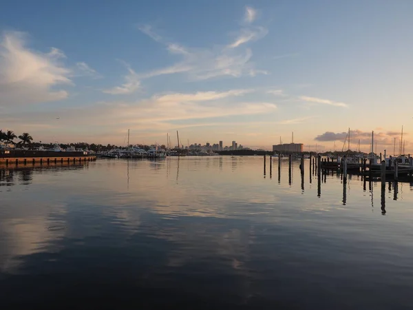 Sunrise over Dinner Key Marina, Miami. — Stock Photo, Image