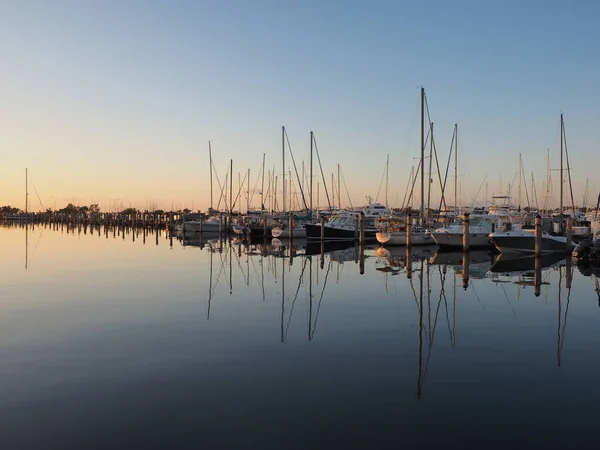 Sunrise over Dinner Key Marina, Miami. — Stock Photo, Image