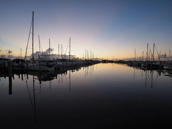 Sonnenaufgang über dem Abendessen Key Marina, miami. — Stockfoto