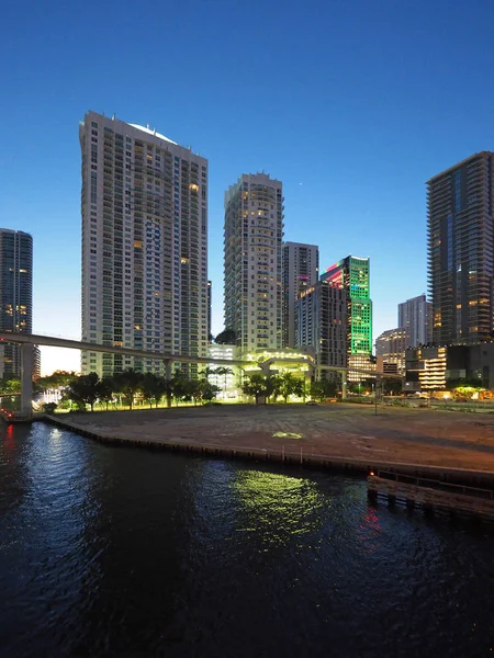 Río Miami y la Ciudad de Miami al amanecer . — Foto de Stock