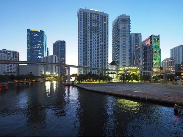 Río Miami y la Ciudad de Miami al amanecer . — Foto de Stock