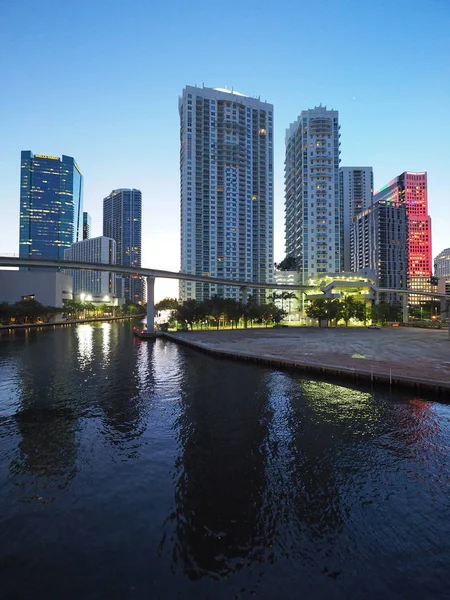 Der Fluss Miami und die Stadt Miami bei Sonnenaufgang. — Stockfoto