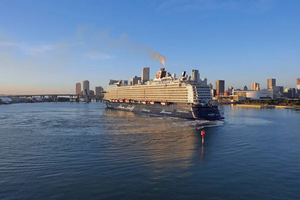 Kreuzfahrtschiff läuft in Hafen von Miami ein. — Stockfoto