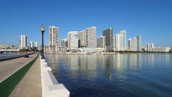 Venetian Causeway mellan Miami och Miami Beach, Florida. — Stockfoto