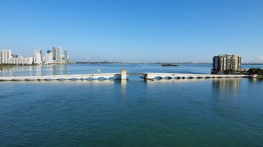 Miami ve Miami Beach, Florida arasında Venedik Causeway.
