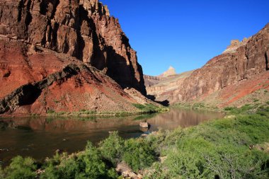 Grand Canyon Milli Parkı Hance Rapids üzerinde Colorado Nehri.