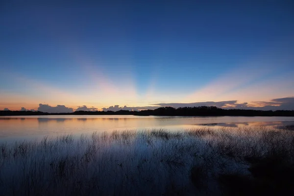 Nascer do sol sobre Nine Mile Pond no Parque Nacional Everglades . — Fotografia de Stock