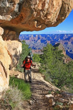 GrandView Trail Grand Canyon genç kadın backpacker.