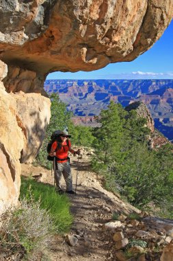 GrandView Trail Grand Canyon genç kadın backpacker.