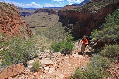GrandView Trail Grand Canyon genç kadın backpacker.