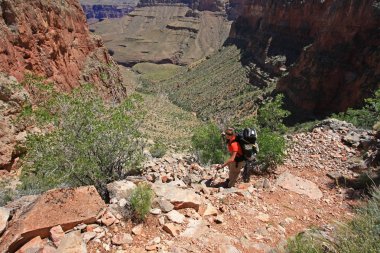 GrandView Trail Grand Canyon genç kadın backpacker.