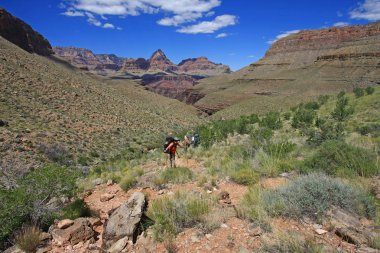 GrandView Trail Grand Canyon genç kadın backpacker.