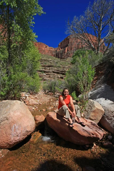 Młoda kobieta bada Hance Creek w wielkim kanionie. — Zdjęcie stockowe