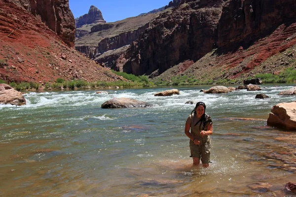 Jonge vrouw in de Colorado rivier in de Grand Canyon. — Stockfoto