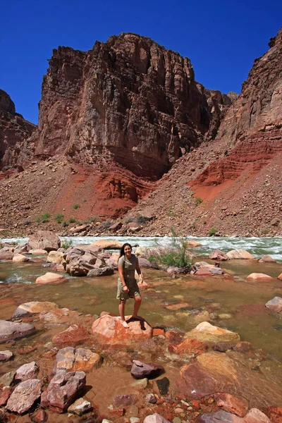 Młoda kobieta Backpacker przez rzekę Colorado w wielkim kanionie. — Zdjęcie stockowe