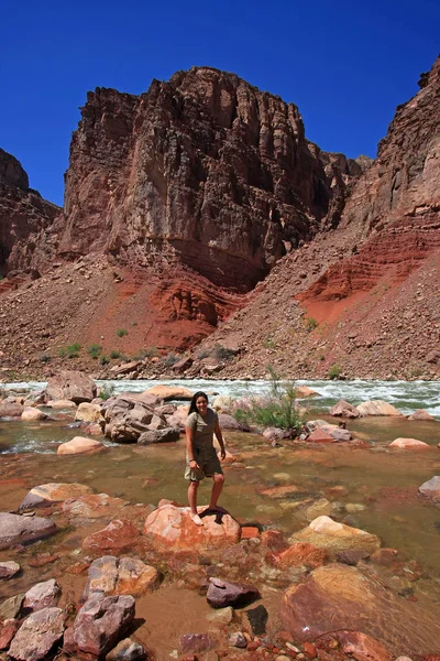 Młoda kobieta Backpacker przez rzekę Colorado w wielkim kanionie. — Zdjęcie stockowe