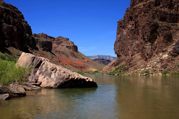 Colorado River oberhalb der Stromschnellen im Grand Canyon. — Stockfoto