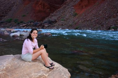 Büyük Kanyon Hance Rapids tarafından dinlenme genç kadın backpacker.