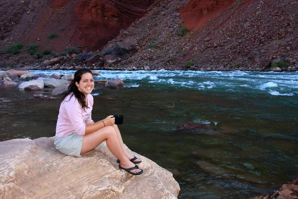 Jeune femme routeuse au repos par Hance Rapids dans le Grand Canyon . — Photo