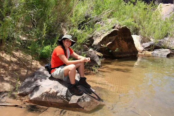 Jonge vrouw genieten van het strand boven Hance stroomversnellingen in de Grand Canyon. — Stockfoto