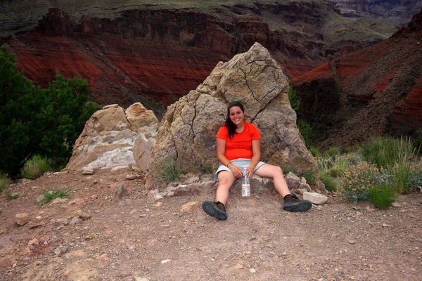 Erschöpfte Backpackerin ruht sich auf dem neuen Hance Trail im Grand Canyon aus. — Stockfoto