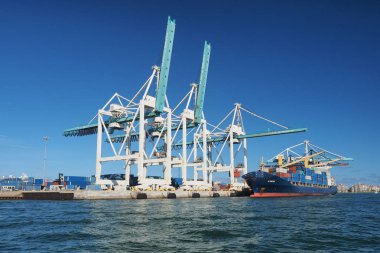 Miami Limanı'nda kargo gemileri, Florida.