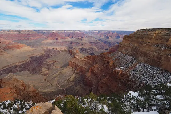 Vue du Grand Canyon depuis le sentier South Rim en hiver . — Photo