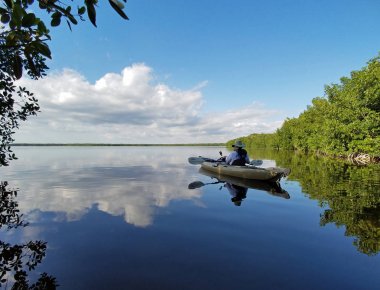Everglades Milli Parkı'ndaki Coot Bay'de aktif kıdemli kano.