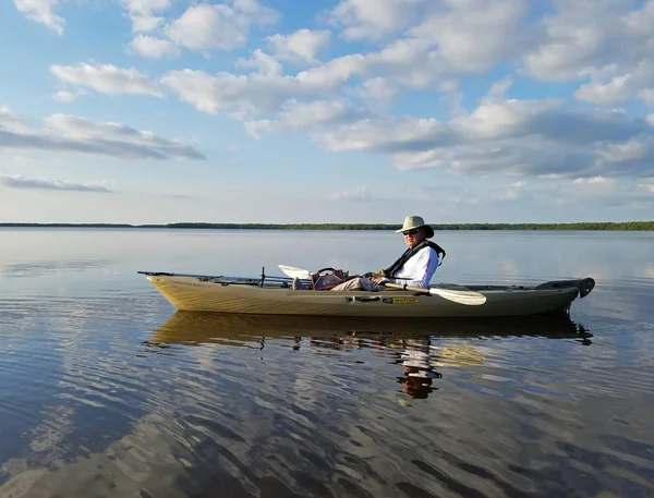 Everglades Milli Parkı'ndaki Coot Bay'de aktif kıdemli kano.