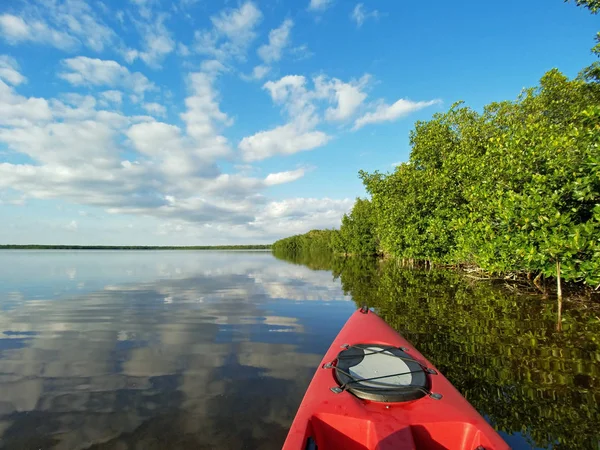 Kayak rosso sulla baia di Coot nel Parco Nazionale delle Everglades . — Foto Stock