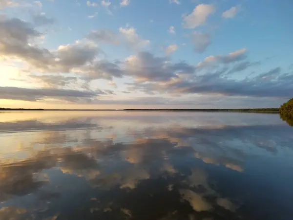 Paisaje nuboso reflejado en Coot Bay en el Parque Nacional Everglades . — Foto de Stock