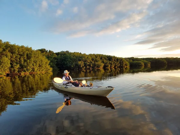 Aktywny starszy spływy kajakowe na Coot Bay w Everglades National Park. — Zdjęcie stockowe