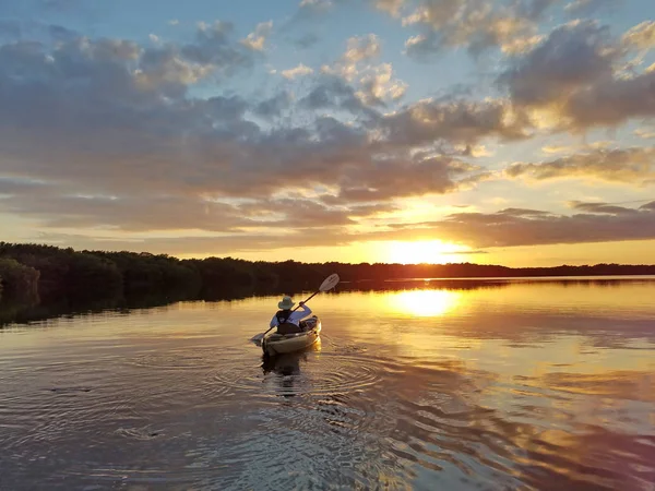 Kayak senior attivo a Coot Bay nel Parco Nazionale delle Everglades . — Foto Stock