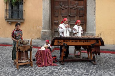 Antigua, Guatemala'da geleneksel müzik ve enstrümanlar çalan grup.