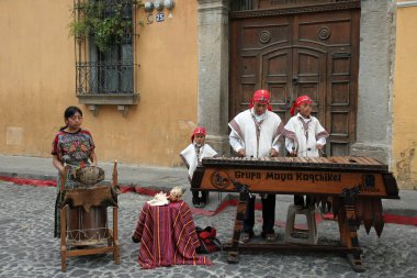 Antigua, Guatemala'da geleneksel müzik ve enstrümanlar çalan grup.