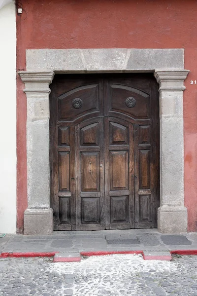 Puertas de madera antiguas de Antigua, Guatemala . — Foto de Stock