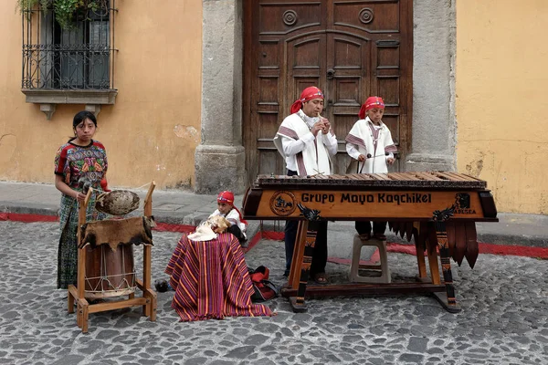 Antigua, Guatemala'da geleneksel müzik ve enstrümanlar çalan grup.