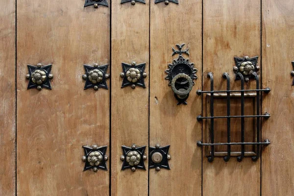 Porte in legno antico di Antigua, Guatemala . — Foto Stock