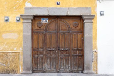 Antigua antika ahşap kapılar, Guatemala.